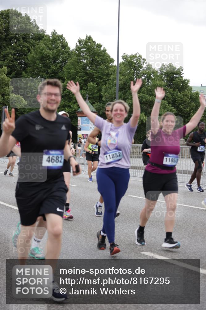 29.06.2025 - hella hamburg halbmarathon Jannik Wohlers http://msf.ph/oto/8167295 29.06.2025 11:05:37 Lombardsbrücke 1409, 2139, 2731, 3755, 4351, 4352, 4460, 4682, 5006, 5340, 5563, 5922, 5946, 6283, 6409, 6798, 7164, 7347, 7979, 8412, 8438, 8756, 8804, 9035, 9278, 9281, 9285, 10004, 10395, 11121, 11296, 11852, 11853, 11946, 12753, 12763, 12830, 12985, 12986, 13216, 13320, 13682, 13813, 14136, 14193, 14749, 14912, 15798, 16102, 16482, 16510, 16515, 16516, 16542, 16557, 16584, 16699, 17460, 17972, 18441, 18527, 18991 meine-sportfotos.de