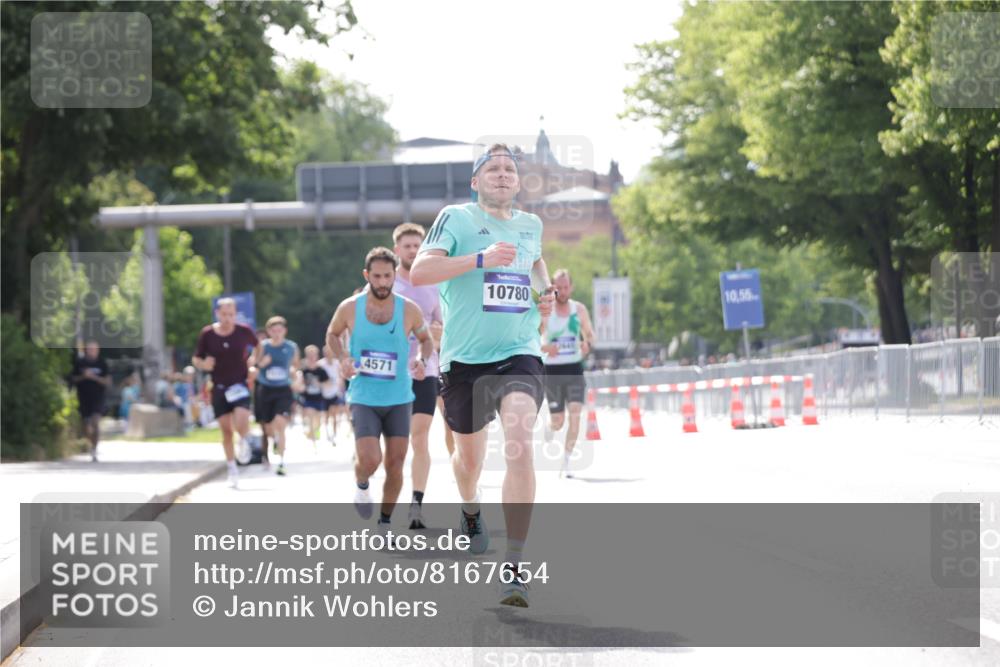 29.06.2025 - hella hamburg halbmarathon Jannik Wohlers http://msf.ph/oto/8167654 29.06.2025 09:41:12 Lombardsbrücke 2459, 4571, 9442, 10234, 10780, 11194, 12641, 13780, 16361, 16484, 17856 meine-sportfotos.de