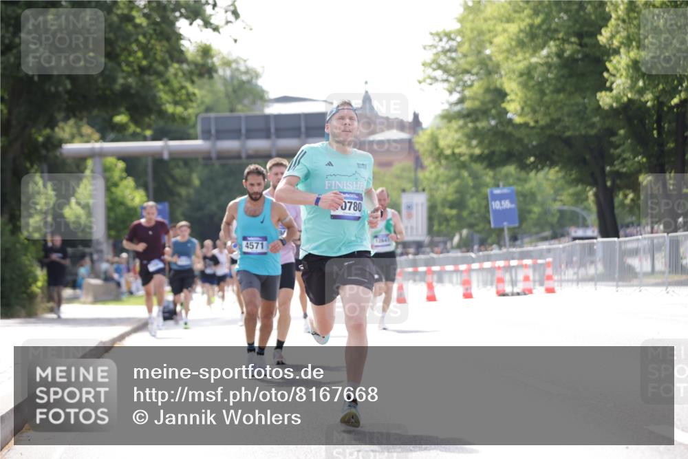 29.06.2025 - hella hamburg halbmarathon Jannik Wohlers http://msf.ph/oto/8167668 29.06.2025 09:41:12 Lombardsbrücke 2459, 4571, 9442, 10234, 10780, 11194, 12641, 13780, 16361, 16484, 17856 meine-sportfotos.de