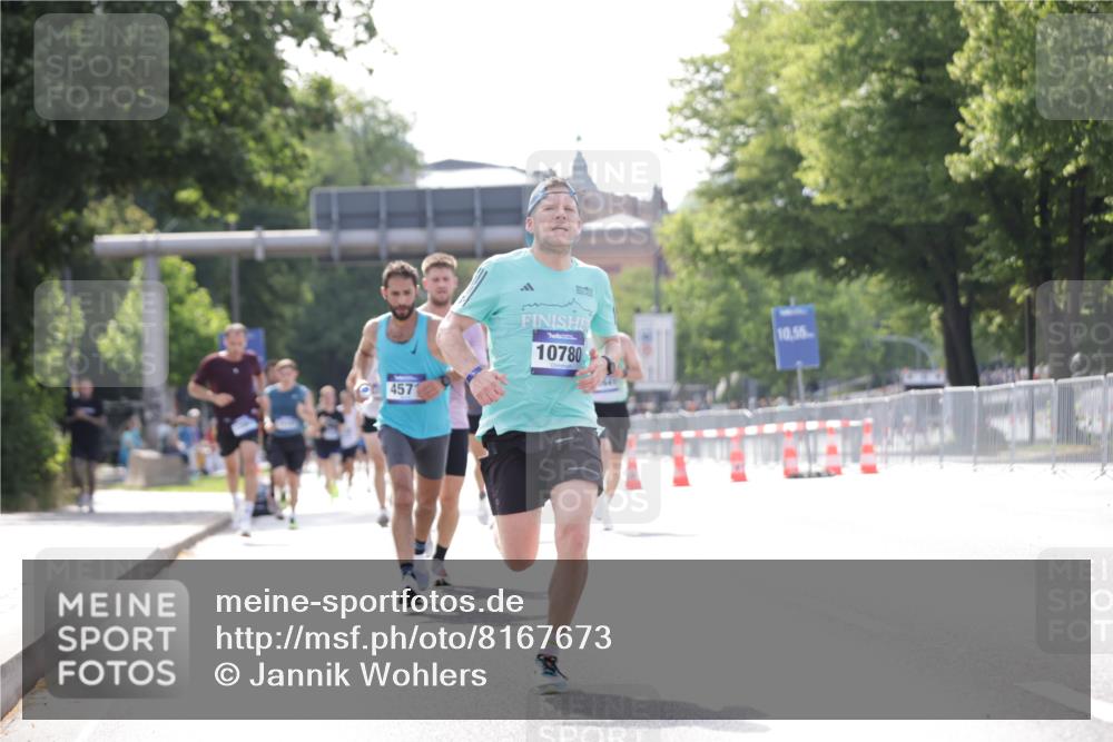 29.06.2025 - hella hamburg halbmarathon Jannik Wohlers http://msf.ph/oto/8167673 29.06.2025 09:41:12 Lombardsbrücke 2459, 4571, 9442, 10234, 10780, 11194, 12641, 13780, 16361, 16484, 17856 meine-sportfotos.de