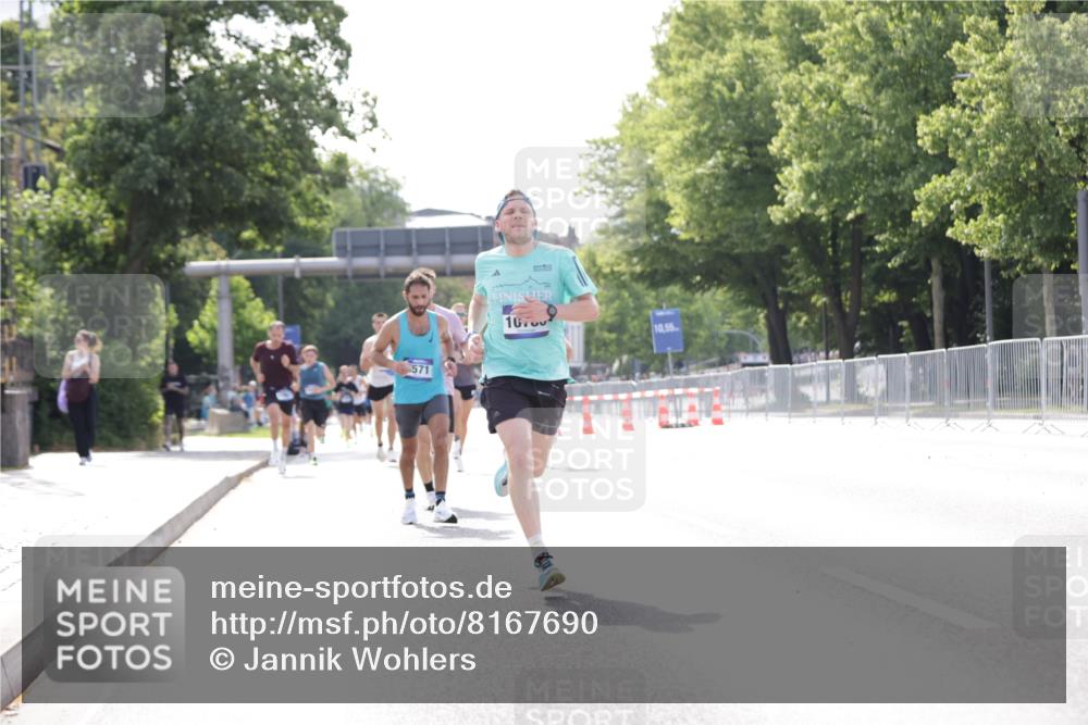 29.06.2025 - hella hamburg halbmarathon Jannik Wohlers http://msf.ph/oto/8167690 29.06.2025 09:41:12 Lombardsbrücke 2459, 4571, 9442, 10234, 10780, 11194, 12641, 13780, 16361, 16484, 17856 meine-sportfotos.de