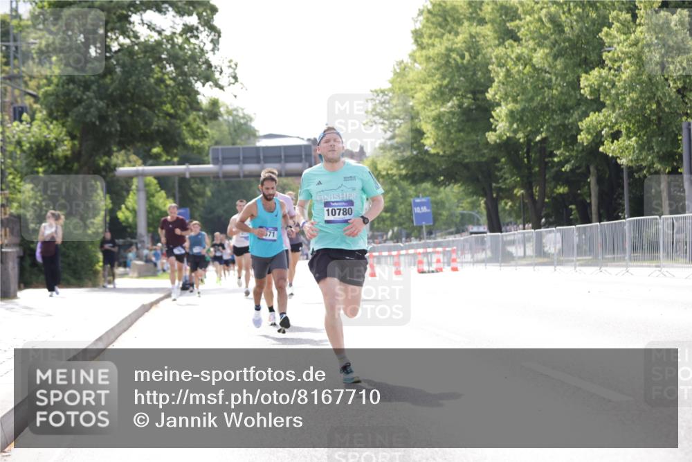 29.06.2025 - hella hamburg halbmarathon Jannik Wohlers http://msf.ph/oto/8167710 29.06.2025 09:41:12 Lombardsbrücke 2459, 4571, 9442, 10234, 10780, 11194, 12641, 13780, 16361, 16484, 17856 meine-sportfotos.de