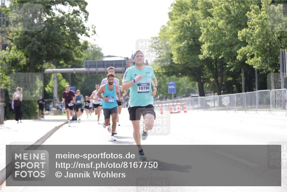 29.06.2025 - hella hamburg halbmarathon Jannik Wohlers http://msf.ph/oto/8167750 29.06.2025 09:41:12 Lombardsbrücke 2459, 4571, 9442, 10234, 10780, 11194, 12641, 13780, 16361, 16484, 17856 meine-sportfotos.de
