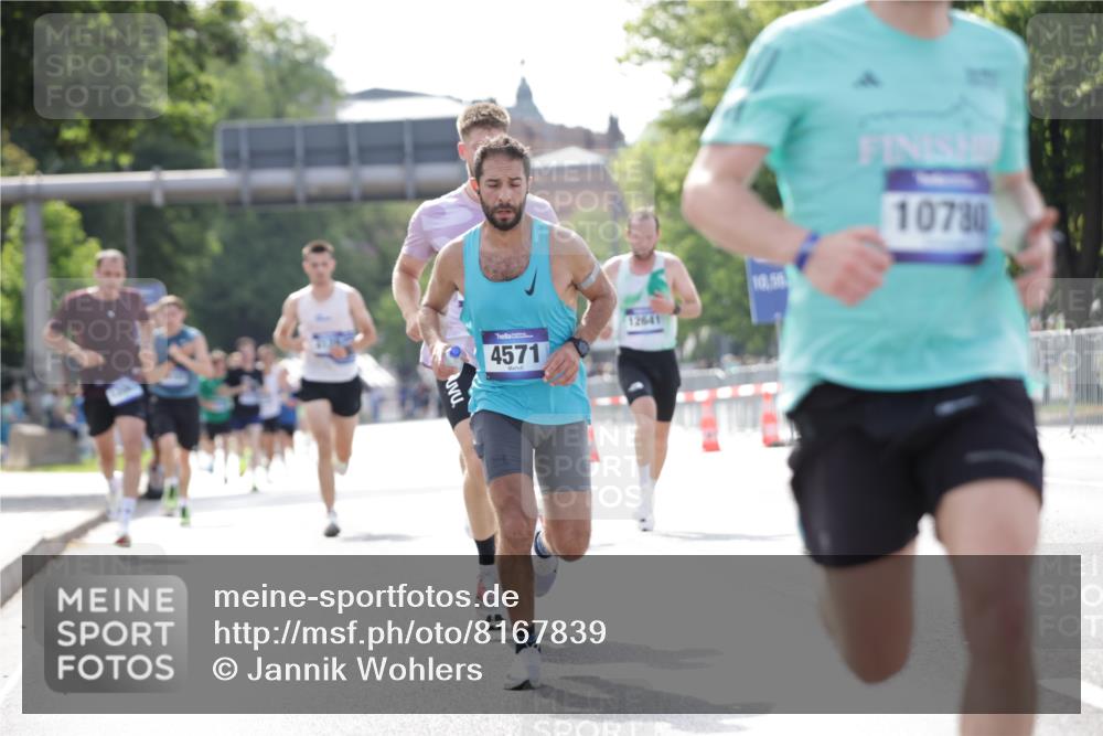 29.06.2025 - hella hamburg halbmarathon Jannik Wohlers http://msf.ph/oto/8167839 29.06.2025 09:41:13 Lombardsbrücke 2459, 4571, 9442, 10234, 10780, 11194, 12067, 12641, 13780, 16361, 16484, 17856 meine-sportfotos.de
