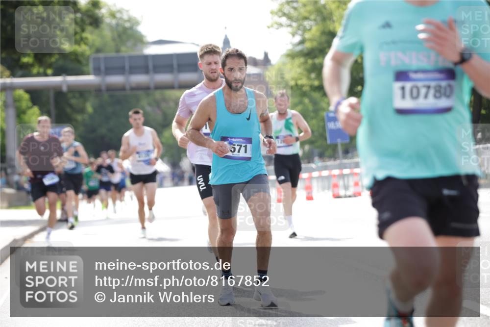 29.06.2025 - hella hamburg halbmarathon Jannik Wohlers http://msf.ph/oto/8167852 29.06.2025 09:41:13 Lombardsbrücke 2459, 4571, 9442, 10234, 10780, 11194, 12067, 12641, 13780, 16361, 16484, 17856 meine-sportfotos.de