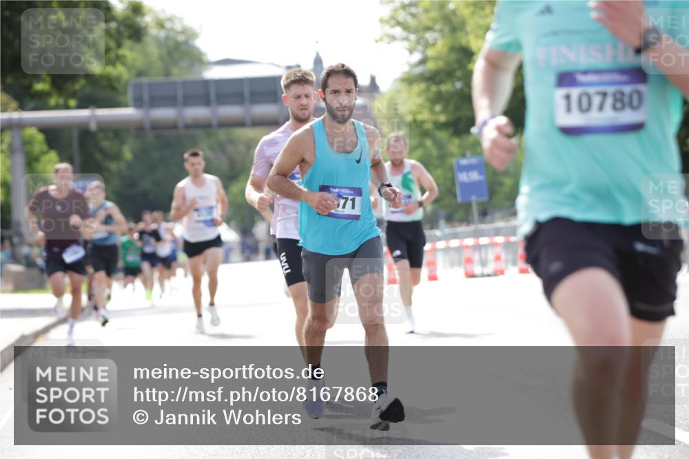 29.06.2025 - hella hamburg halbmarathon Jannik Wohlers http://msf.ph/oto/8167868 29.06.2025 09:41:13 Lombardsbrücke 2459, 4571, 9442, 10234, 10780, 11194, 12067, 12641, 13780, 16361, 16484, 17856 meine-sportfotos.de