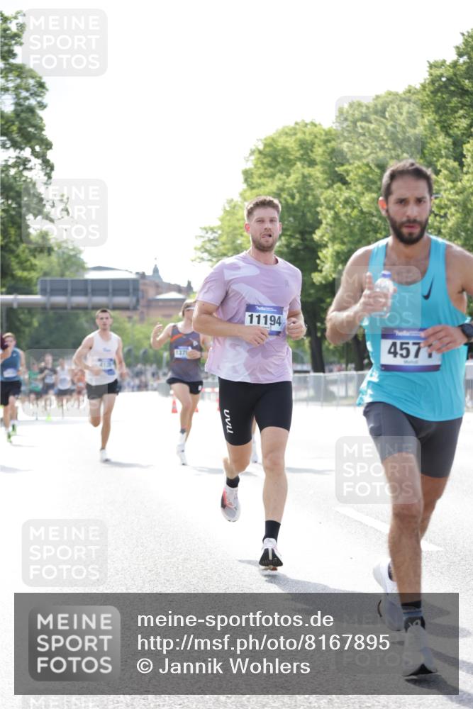 29.06.2025 - hella hamburg halbmarathon Jannik Wohlers http://msf.ph/oto/8167895 29.06.2025 09:41:15 Lombardsbrücke 2459, 4128, 4571, 9442, 10780, 11194, 12067, 12641, 13780, 14107, 16361, 16484, 17856 meine-sportfotos.de