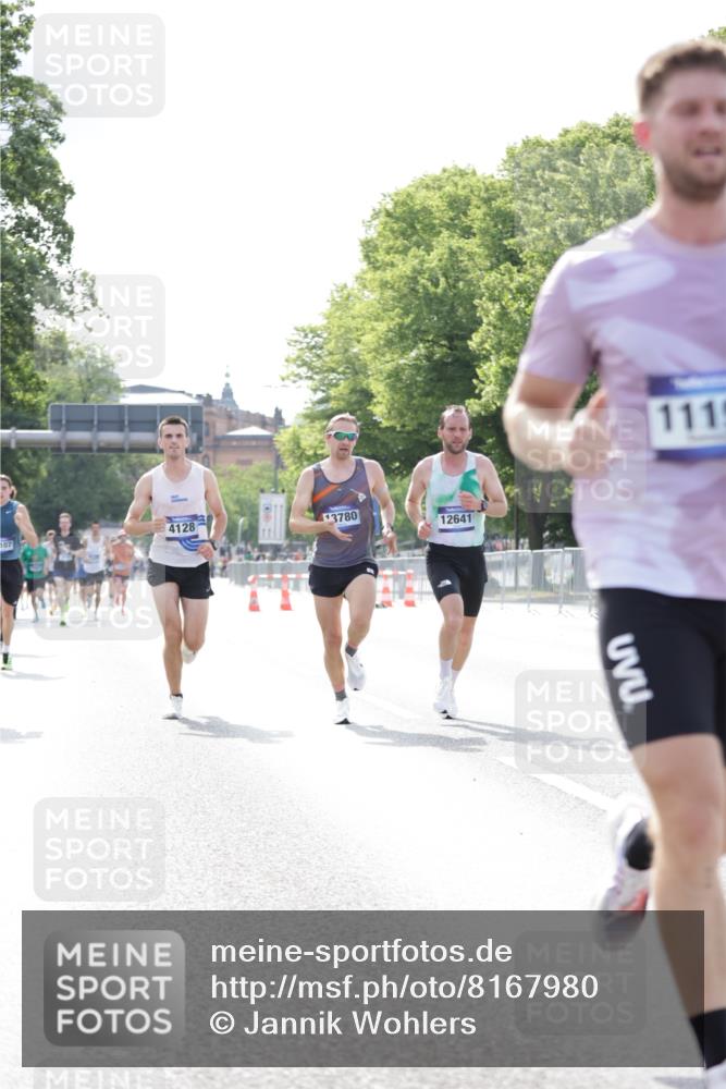29.06.2025 - hella hamburg halbmarathon Jannik Wohlers http://msf.ph/oto/8167980 29.06.2025 09:41:16 Lombardsbrücke 2459, 4128, 4571, 7142, 9442, 10780, 11194, 12067, 12641, 13780, 14107, 16361, 16484, 17856 meine-sportfotos.de