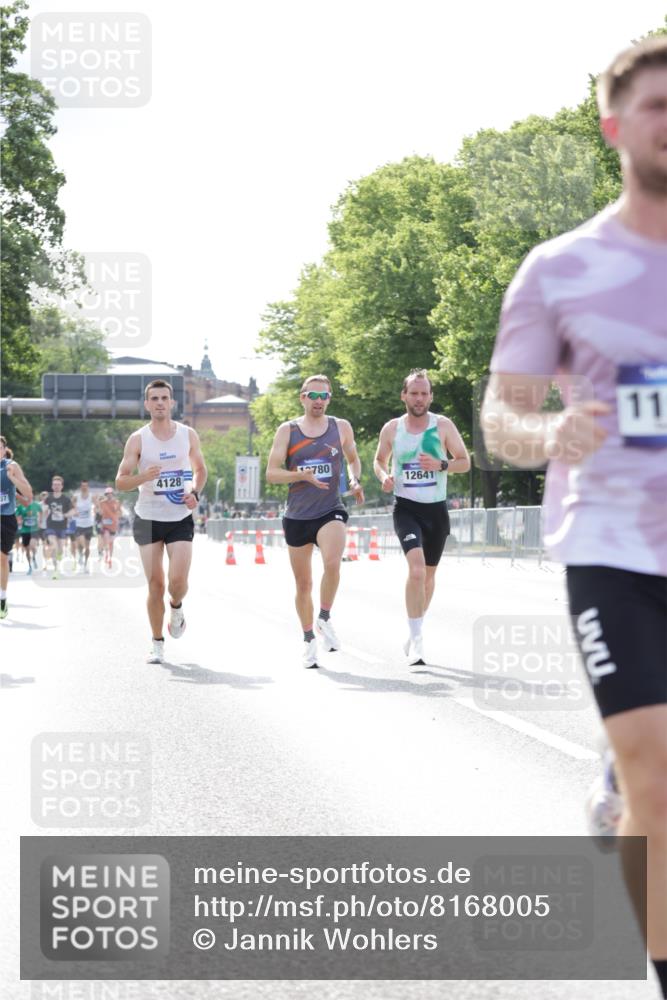 29.06.2025 - hella hamburg halbmarathon Jannik Wohlers http://msf.ph/oto/8168005 29.06.2025 09:41:16 Lombardsbrücke 2459, 4128, 4571, 7142, 9442, 10780, 11194, 12067, 12641, 13780, 14107, 16361, 16484, 17856 meine-sportfotos.de