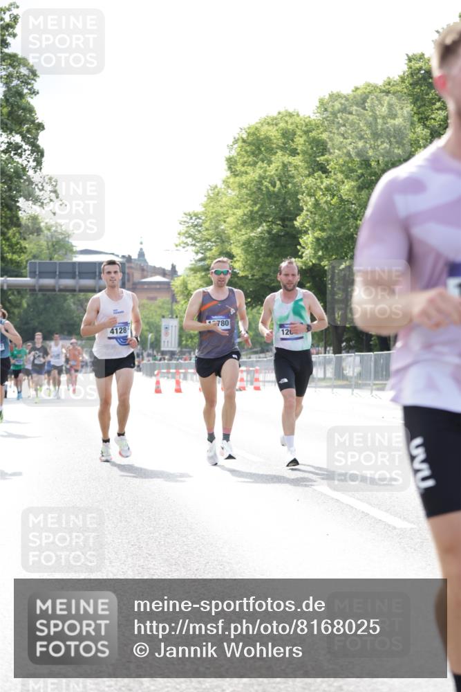29.06.2025 - hella hamburg halbmarathon Jannik Wohlers http://msf.ph/oto/8168025 29.06.2025 09:41:16 Lombardsbrücke 2459, 4128, 4571, 7142, 9442, 10780, 11194, 12067, 12641, 13780, 14107, 16361, 16484, 17856 meine-sportfotos.de