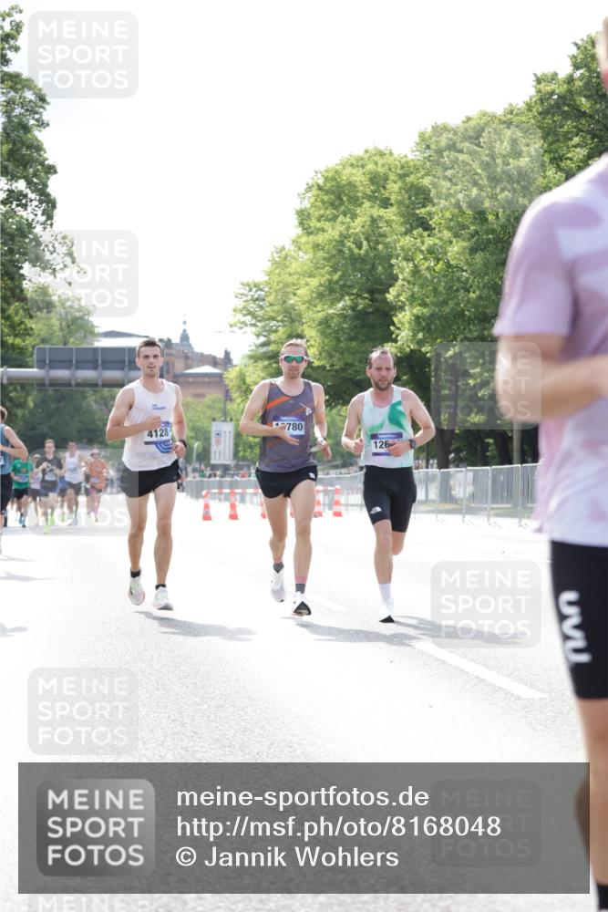 29.06.2025 - hella hamburg halbmarathon Jannik Wohlers http://msf.ph/oto/8168048 29.06.2025 09:41:16 Lombardsbrücke 2459, 4128, 4571, 7142, 9442, 10780, 11194, 12067, 12641, 13780, 14107, 16361, 16484, 17856 meine-sportfotos.de