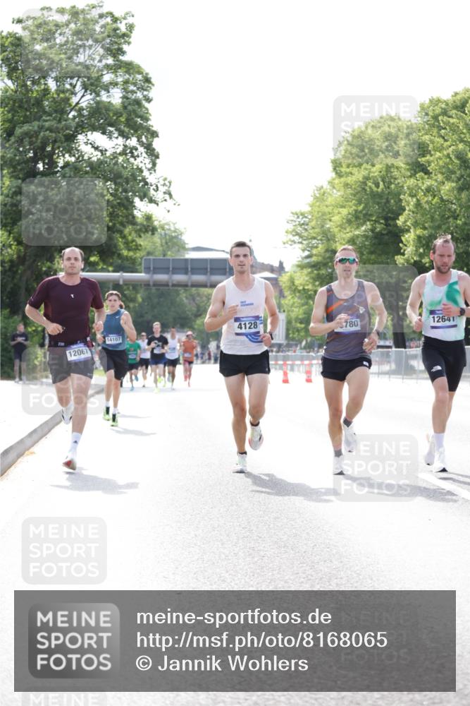 29.06.2025 - hella hamburg halbmarathon Jannik Wohlers http://msf.ph/oto/8168065 29.06.2025 09:41:17 Lombardsbrücke 2459, 4128, 4571, 7142, 9442, 10780, 11194, 12067, 12641, 13780, 14107, 16361, 16484, 17856 meine-sportfotos.de