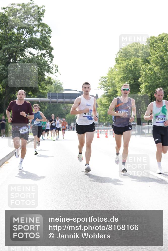 29.06.2025 - hella hamburg halbmarathon Jannik Wohlers http://msf.ph/oto/8168166 29.06.2025 09:41:17 Lombardsbrücke 2459, 4128, 4571, 7142, 9442, 10780, 11194, 12067, 12641, 13780, 14107, 16361, 16484, 17856 meine-sportfotos.de