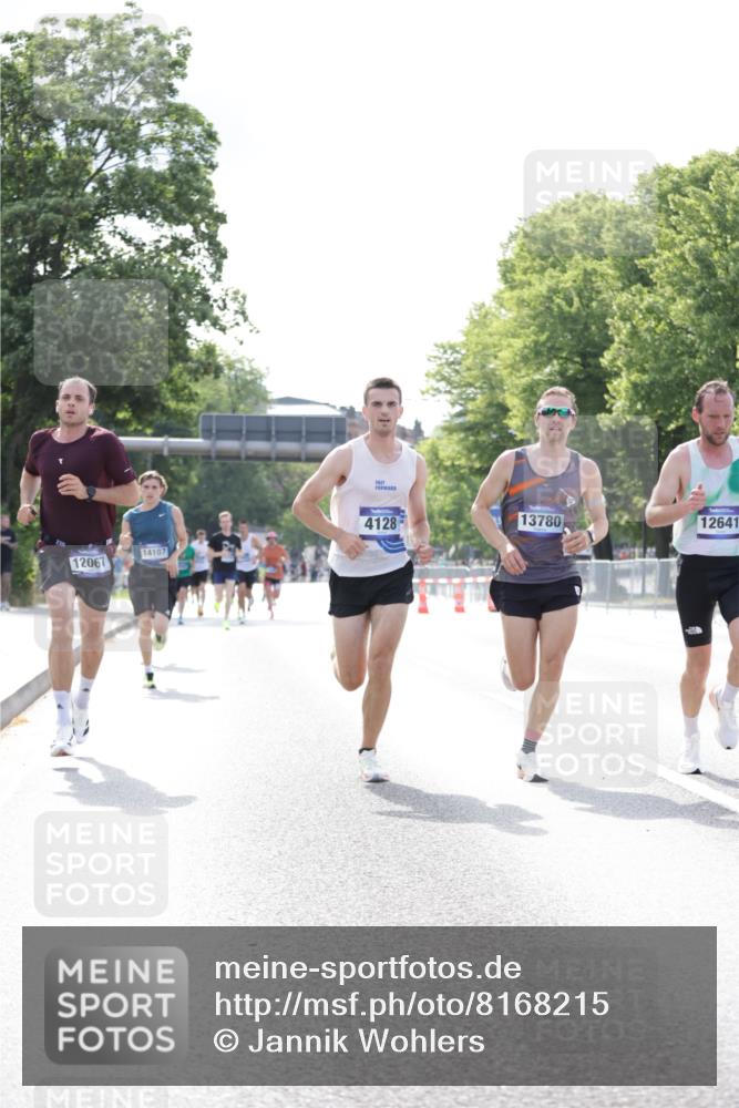 29.06.2025 - hella hamburg halbmarathon Jannik Wohlers http://msf.ph/oto/8168215 29.06.2025 09:41:17 Lombardsbrücke 2459, 4128, 4571, 7142, 9442, 10780, 11194, 12067, 12641, 13780, 14107, 16361, 16484, 17856 meine-sportfotos.de