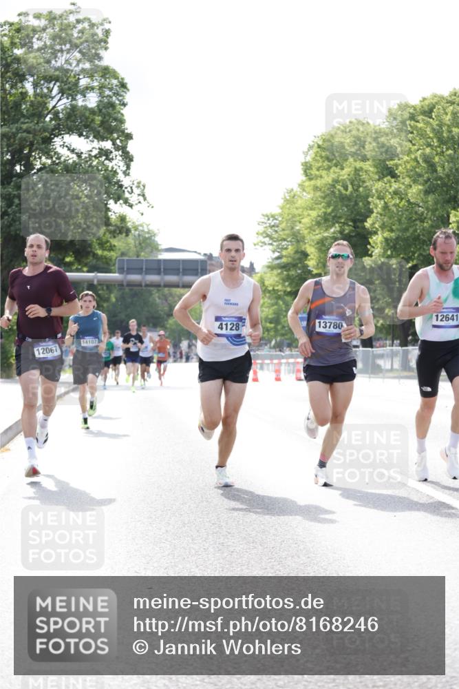 29.06.2025 - hella hamburg halbmarathon Jannik Wohlers http://msf.ph/oto/8168246 29.06.2025 09:41:17 Lombardsbrücke 2459, 4128, 4571, 7142, 9442, 10780, 11194, 12067, 12641, 13780, 14107, 16361, 16484, 17856 meine-sportfotos.de