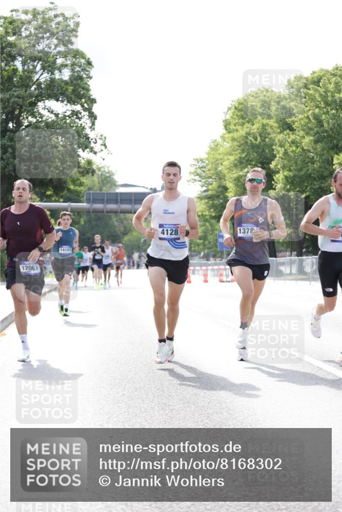 29.06.2025 - hella hamburg halbmarathon Jannik Wohlers http://msf.ph/oto/8168302 29.06.2025 09:41:17 Lombardsbrücke 2459, 4128, 4571, 7142, 9442, 10780, 11194, 12067, 12641, 13780, 14107, 16361, 16484, 17856 meine-sportfotos.de