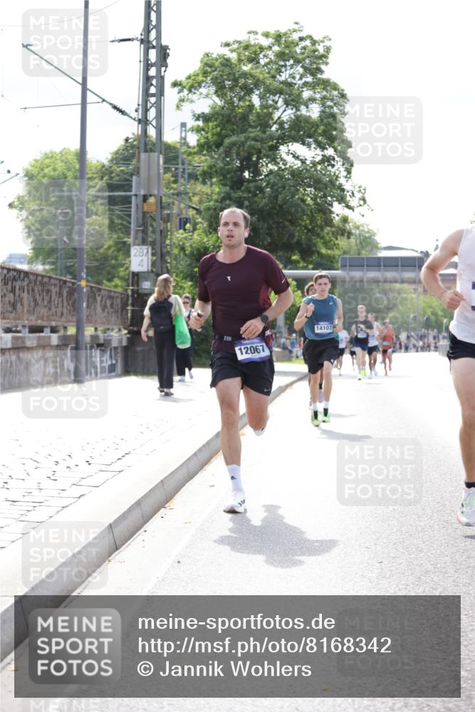 29.06.2025 - hella hamburg halbmarathon Jannik Wohlers http://msf.ph/oto/8168342 29.06.2025 09:41:18 Lombardsbrücke 2459, 4128, 4571, 7142, 10780, 11194, 12067, 12641, 13780, 14107, 16361, 16484 meine-sportfotos.de