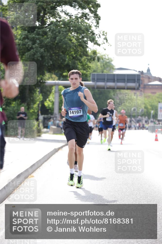 29.06.2025 - hella hamburg halbmarathon Jannik Wohlers http://msf.ph/oto/8168381 29.06.2025 09:41:19 Lombardsbrücke 2459, 4128, 4571, 7142, 10780, 11194, 12067, 12641, 13780, 14107, 16361, 16484 meine-sportfotos.de
