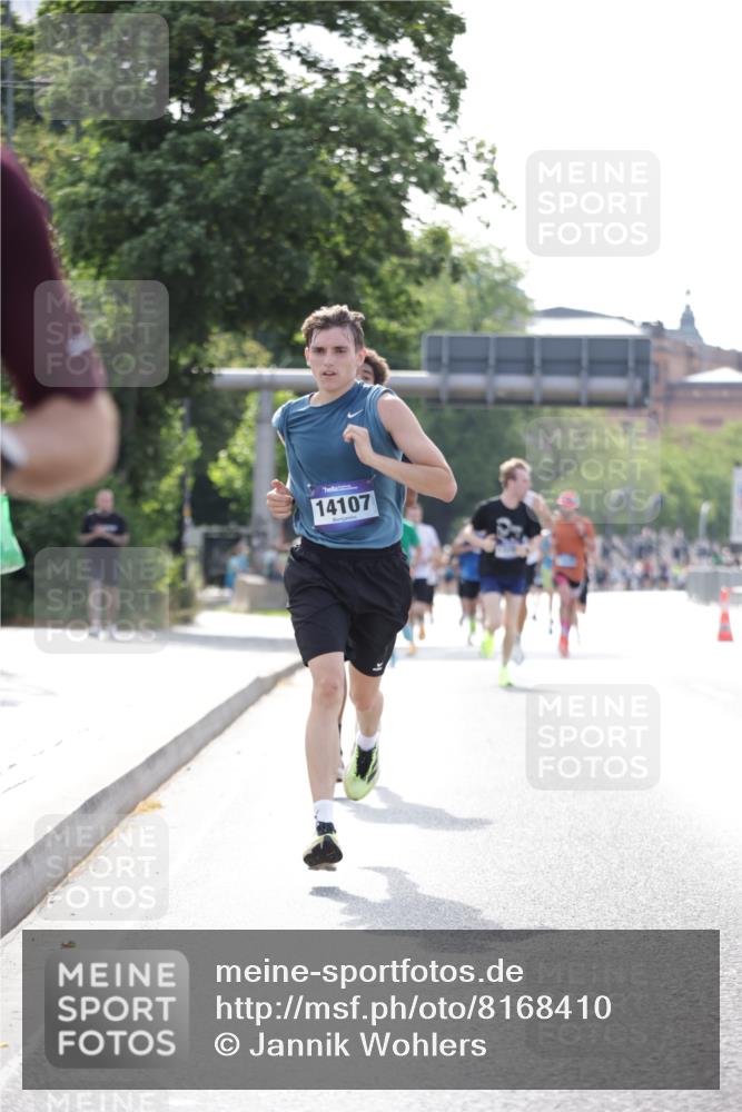 29.06.2025 - hella hamburg halbmarathon Jannik Wohlers http://msf.ph/oto/8168410 29.06.2025 09:41:19 Lombardsbrücke 2459, 4128, 4571, 7142, 10780, 11194, 12067, 12641, 13780, 14107, 16361, 16484 meine-sportfotos.de