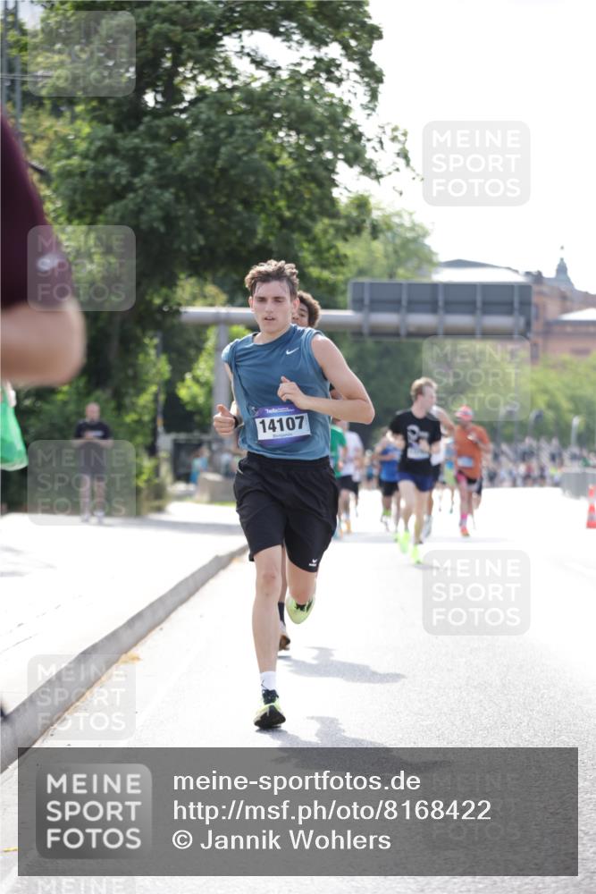 29.06.2025 - hella hamburg halbmarathon Jannik Wohlers http://msf.ph/oto/8168422 29.06.2025 09:41:19 Lombardsbrücke 2459, 4128, 4571, 7142, 10780, 11194, 12067, 12641, 13780, 14107, 16361, 16484 meine-sportfotos.de