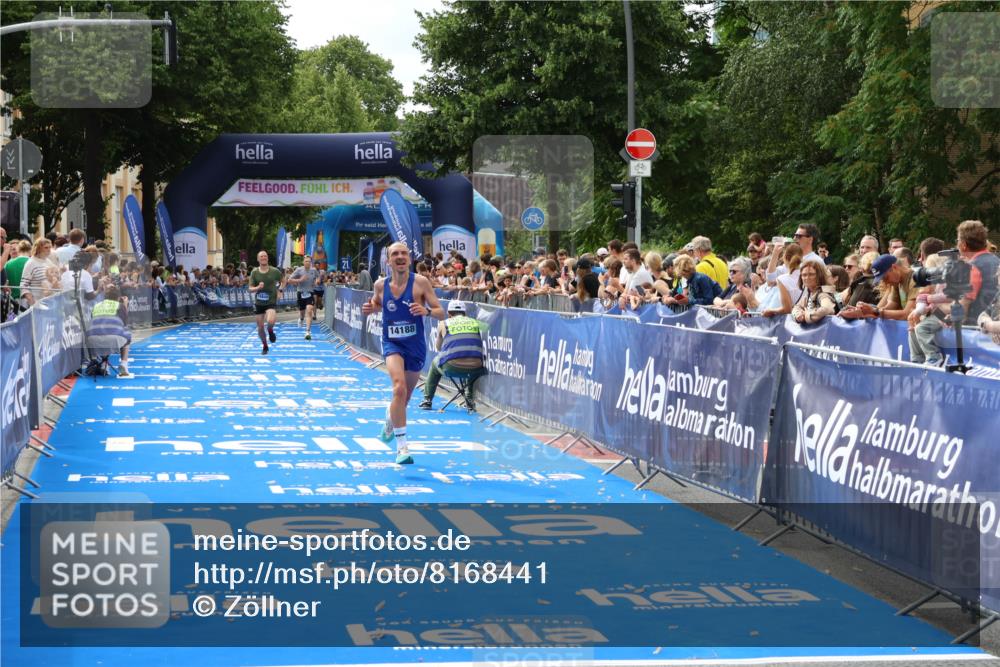 29.06.2025 - hella hamburg halbmarathon Zöllner http://msf.ph/oto/8168441 29.06.2025 10:20:01 Ziel 9255, 14188, 18848 meine-sportfotos.de