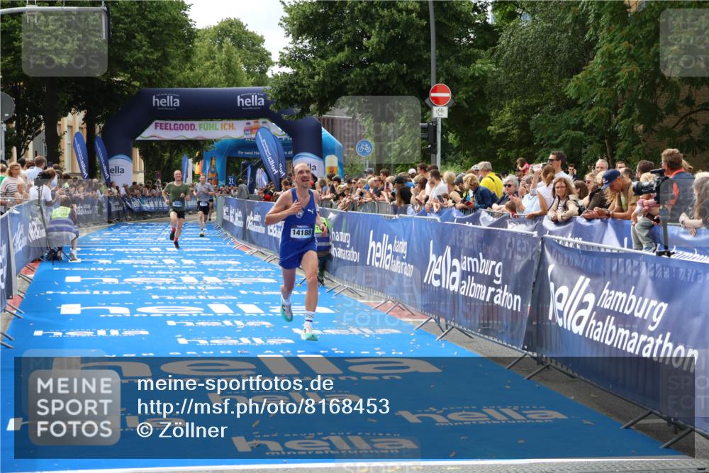 29.06.2025 - hella hamburg halbmarathon Zöllner http://msf.ph/oto/8168453 29.06.2025 10:20:01 Ziel 9255, 14188, 18848 meine-sportfotos.de