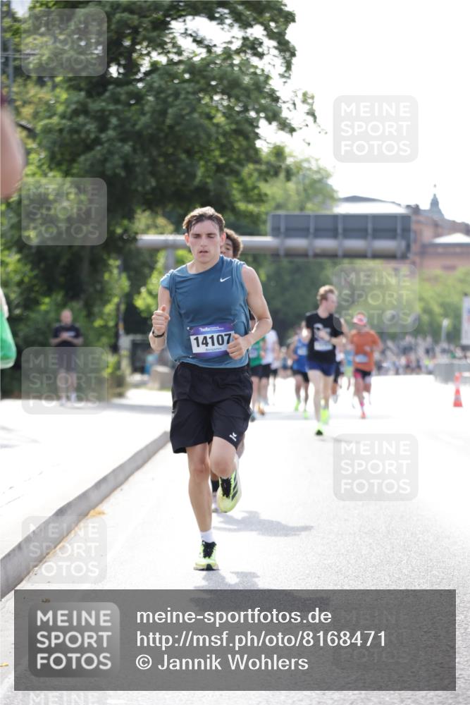 29.06.2025 - hella hamburg halbmarathon Jannik Wohlers http://msf.ph/oto/8168471 29.06.2025 09:41:19 Lombardsbrücke 2459, 4128, 4571, 7142, 10780, 11194, 12067, 12641, 13780, 14107, 16361, 16484 meine-sportfotos.de