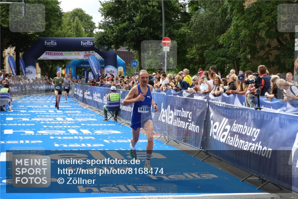 29.06.2025 - hella hamburg halbmarathon Zöllner http://msf.ph/oto/8168474 29.06.2025 10:20:02 Ziel 9255, 14188, 18848 meine-sportfotos.de