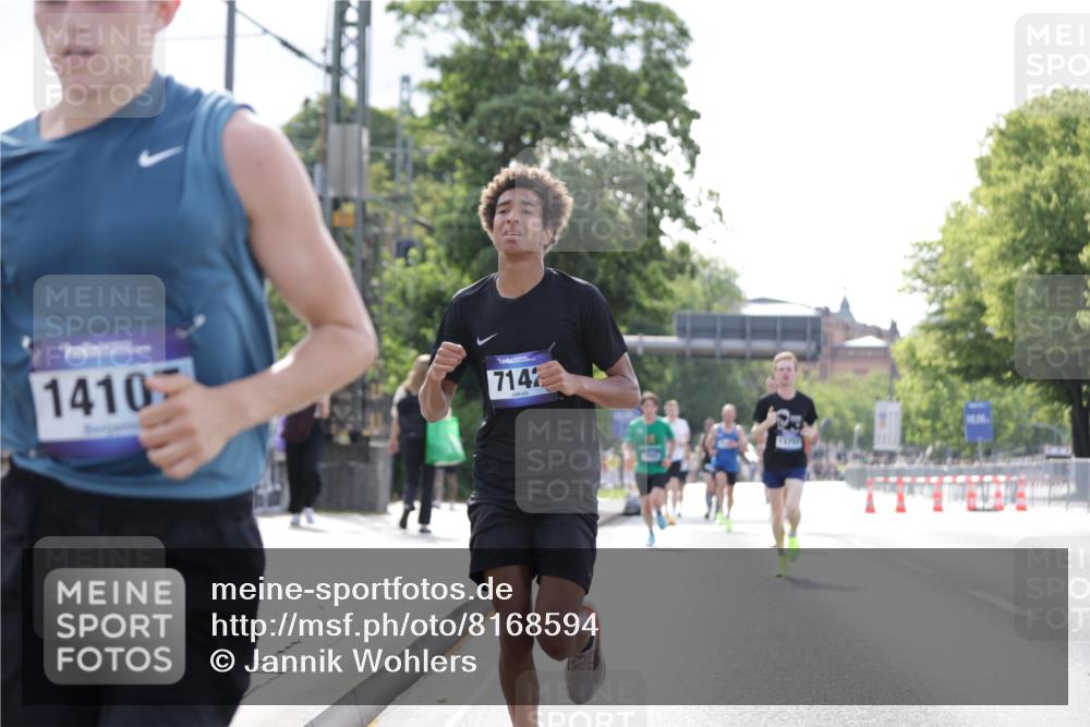 29.06.2025 - hella hamburg halbmarathon Jannik Wohlers http://msf.ph/oto/8168594 29.06.2025 09:41:21 Lombardsbrücke 2892, 4128, 4571, 7142, 10780, 11194, 12067, 12641, 13751, 13780, 14107, 16361, 16484, 18897 meine-sportfotos.de