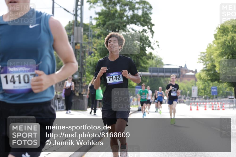 29.06.2025 - hella hamburg halbmarathon Jannik Wohlers http://msf.ph/oto/8168609 29.06.2025 09:41:21 Lombardsbrücke 2892, 4128, 4571, 7142, 10780, 11194, 12067, 12641, 13751, 13780, 14107, 16361, 16484, 18897 meine-sportfotos.de