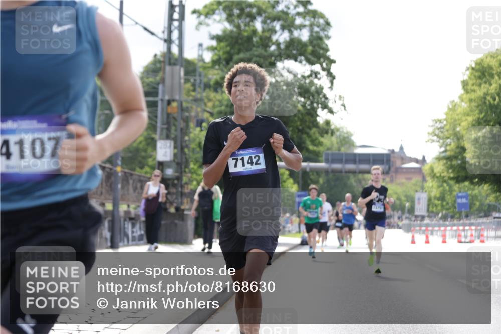 29.06.2025 - hella hamburg halbmarathon Jannik Wohlers http://msf.ph/oto/8168630 29.06.2025 09:41:21 Lombardsbrücke 2892, 4128, 4571, 7142, 10780, 11194, 12067, 12641, 13751, 13780, 14107, 16361, 16484, 18897 meine-sportfotos.de