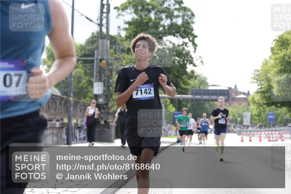 29.06.2025 - hella hamburg halbmarathon Jannik Wohlers http://msf.ph/oto/8168640 29.06.2025 09:41:21 Lombardsbrücke 2892, 4128, 4571, 7142, 10780, 11194, 12067, 12641, 13751, 13780, 14107, 16361, 16484, 18897 meine-sportfotos.de