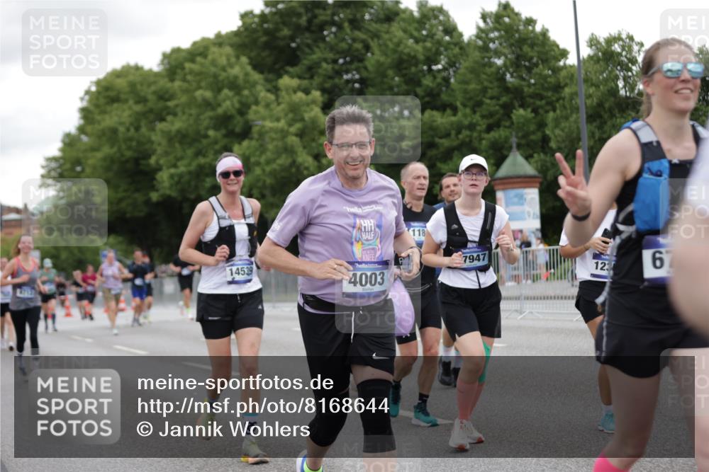 29.06.2025 - hella hamburg halbmarathon Jannik Wohlers http://msf.ph/oto/8168644 29.06.2025 11:05:57 Lombardsbrücke 1124, 2950, 2967, 3609, 3889, 4003, 4384, 4957, 5199, 6484, 6741, 8412, 9101, 9160, 9285, 9713, 10361, 11138, 11189, 11386, 11526, 11941, 12131, 12241, 12358, 12586, 12689, 12728, 12730, 13169, 13304, 13655, 13930, 14308, 14309, 14539, 15131, 15132, 15279, 15811, 17564, 17565, 17716, 17947, 18005, 19082 meine-sportfotos.de