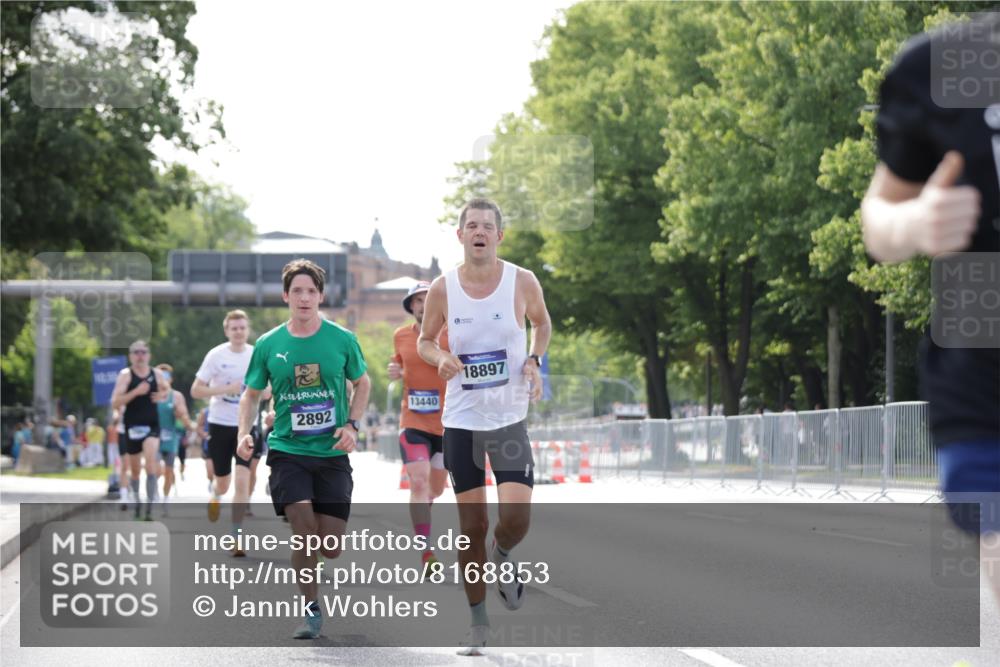 29.06.2025 - hella hamburg halbmarathon Jannik Wohlers http://msf.ph/oto/8168853 29.06.2025 09:41:25 Lombardsbrücke 1241, 2892, 4128, 4571, 7142, 10780, 11194, 12067, 12641, 13440, 13751, 13780, 14107, 16169, 16361, 18897 meine-sportfotos.de