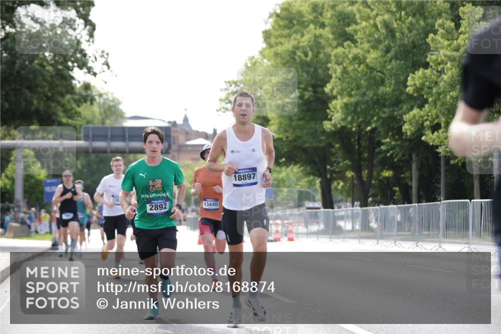 29.06.2025 - hella hamburg halbmarathon Jannik Wohlers http://msf.ph/oto/8168874 29.06.2025 09:41:25 Lombardsbrücke 1241, 2892, 4128, 4571, 7142, 10780, 11194, 12067, 12641, 13440, 13751, 13780, 14107, 16169, 16361, 18897 meine-sportfotos.de