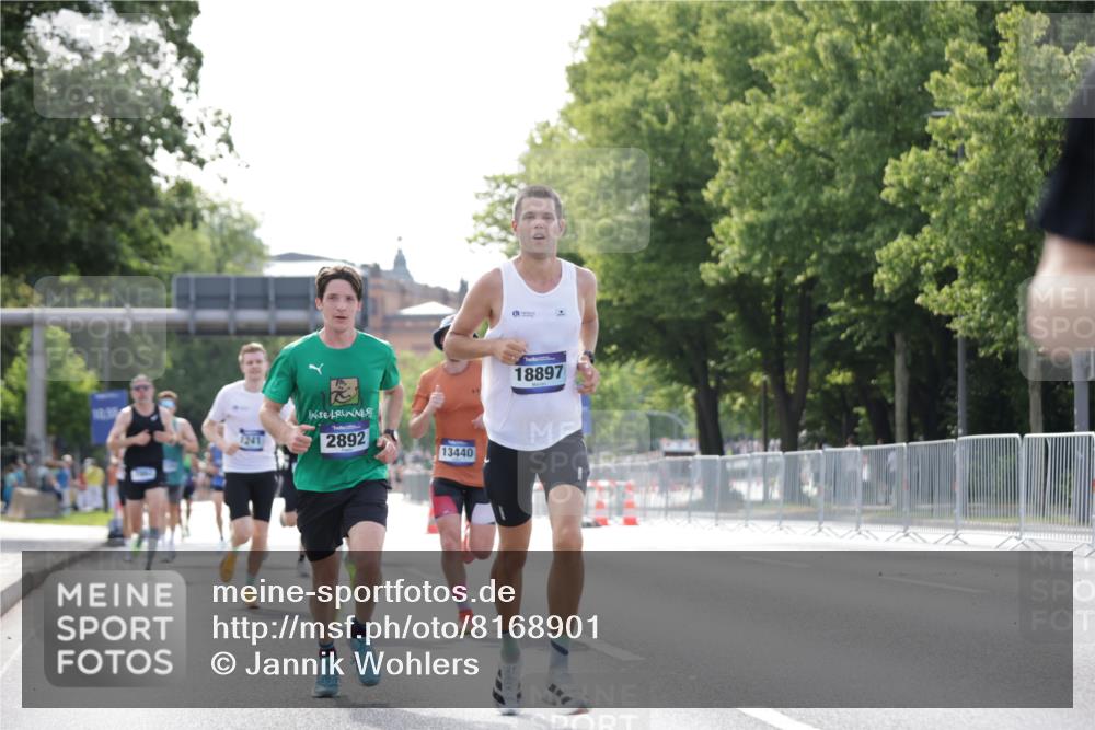 29.06.2025 - hella hamburg halbmarathon Jannik Wohlers http://msf.ph/oto/8168901 29.06.2025 09:41:25 Lombardsbrücke 1241, 2892, 4128, 4571, 7142, 10780, 11194, 12067, 12641, 13440, 13751, 13780, 14107, 16169, 16361, 18897 meine-sportfotos.de