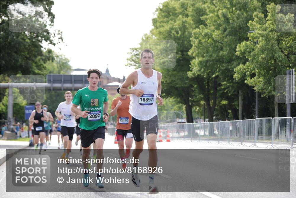29.06.2025 - hella hamburg halbmarathon Jannik Wohlers http://msf.ph/oto/8168926 29.06.2025 09:41:25 Lombardsbrücke 1241, 2892, 4128, 4571, 7142, 10780, 11194, 12067, 12641, 13440, 13751, 13780, 14107, 16169, 16361, 18897 meine-sportfotos.de