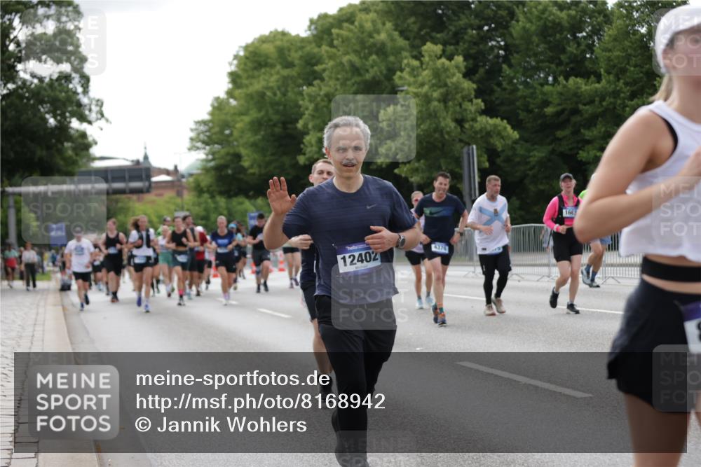 29.06.2025 - hella hamburg halbmarathon Jannik Wohlers http://msf.ph/oto/8168942 29.06.2025 10:21:16 Lombardsbrücke 1072, 1158, 1401, 1668, 2172, 2315, 2353, 2529, 3770, 3825, 3826, 4289, 4375, 4376, 4697, 4786, 5122, 5412, 5759, 5957, 6086, 6103, 6475, 6805, 7075, 7612, 7672, 8286, 8715, 8896, 9369, 9483, 9499, 9532, 9635, 10019, 10374, 10874, 11425, 12041, 12368, 12402, 12659, 13093, 13604, 13937, 14278, 15404, 15603, 15869, 16045, 17903, 17932, 18378, 18439, 18851 meine-sportfotos.de