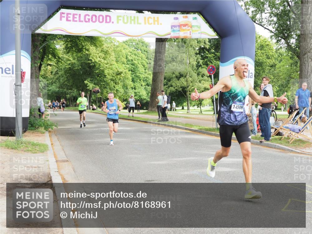 29.06.2025 - hella hamburg halbmarathon MichiJ http://msf.ph/oto/8168961 29.06.2025 10:14:45 Zwischen KM18-KM19 2892, 14506, 16361, 17752 meine-sportfotos.de