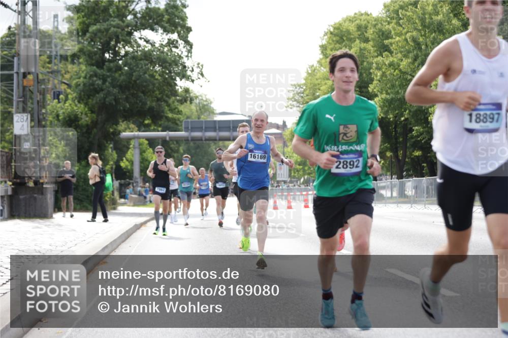 29.06.2025 - hella hamburg halbmarathon Jannik Wohlers http://msf.ph/oto/8169080 29.06.2025 09:41:27 Lombardsbrücke 1241, 2892, 4128, 4571, 6559, 7142, 7862, 10780, 11194, 11965, 12067, 12641, 13440, 13751, 13780, 14019, 14107, 16169, 16361, 18124, 18897 meine-sportfotos.de