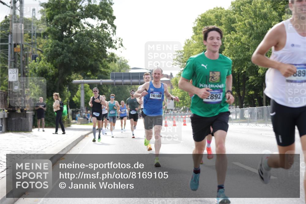 29.06.2025 - hella hamburg halbmarathon Jannik Wohlers http://msf.ph/oto/8169105 29.06.2025 09:41:27 Lombardsbrücke 1241, 2892, 4128, 4571, 6559, 7142, 7862, 10780, 11194, 11965, 12067, 12641, 13440, 13751, 13780, 14019, 14107, 16169, 16361, 18124, 18897 meine-sportfotos.de
