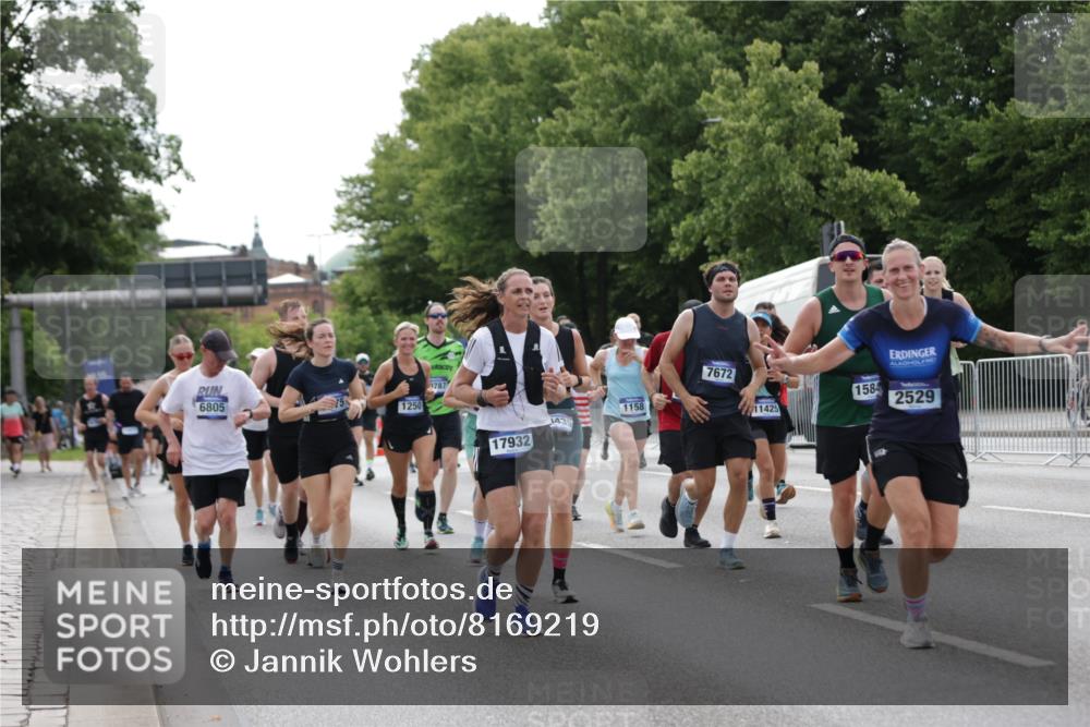 29.06.2025 - hella hamburg halbmarathon Jannik Wohlers http://msf.ph/oto/8169219 29.06.2025 10:21:22 Lombardsbrücke 1072, 1158, 1191, 1250, 1668, 1958, 2172, 2315, 2353, 2529, 3606, 3995, 4046, 4289, 4375, 4376, 5122, 5759, 5957, 6086, 6475, 6676, 6805, 7075, 7612, 7672, 8286, 8715, 8896, 8959, 9002, 9062, 9326, 9369, 9483, 9635, 10019, 10125, 10210, 10787, 11424, 11425, 12041, 12402, 12659, 13477, 13604, 13937, 14278, 15104, 16762, 16781, 17903, 17932, 18439, 19099 meine-sportfotos.de
