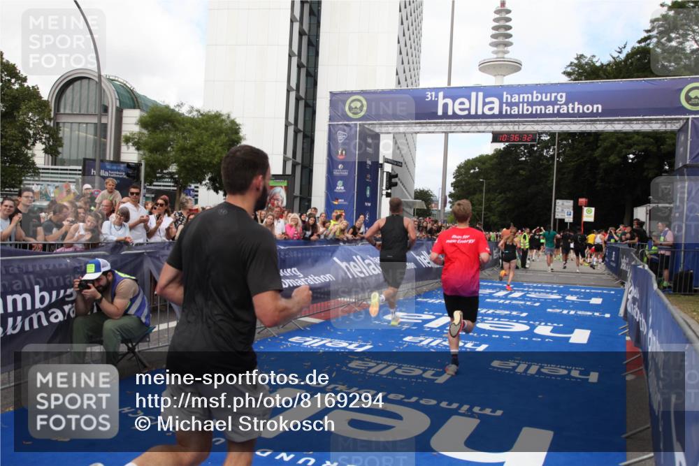 29.06.2025 - hella hamburg halbmarathon Michael Strokosch http://msf.ph/oto/8169294 29.06.2025 10:36:31 Ziel 8084, 9296, 10404, 10680, 10852, 11304, 11833, 12916, 14075, 17723, 18062 meine-sportfotos.de