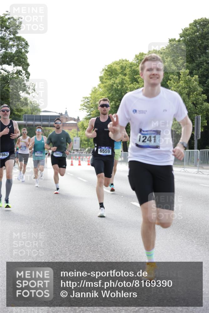 29.06.2025 - hella hamburg halbmarathon Jannik Wohlers http://msf.ph/oto/8169390 29.06.2025 09:41:30 Lombardsbrücke 1241, 2892, 4128, 4571, 6559, 7142, 7862, 10780, 11194, 11965, 12067, 12641, 13440, 13751, 13780, 14019, 14107, 16169, 17752, 18124, 18897 meine-sportfotos.de