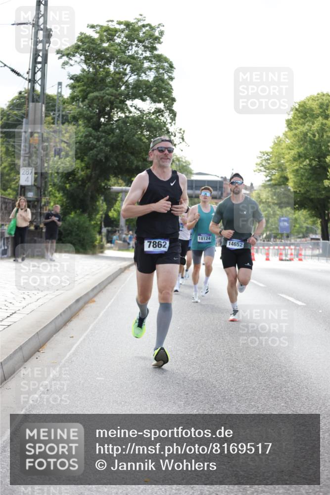 29.06.2025 - hella hamburg halbmarathon Jannik Wohlers http://msf.ph/oto/8169517 29.06.2025 09:41:30 Lombardsbrücke 1241, 2892, 4128, 4571, 6559, 7142, 7862, 10780, 11194, 11965, 12067, 12641, 13440, 13751, 13780, 14019, 14107, 16169, 17752, 18124, 18897 meine-sportfotos.de