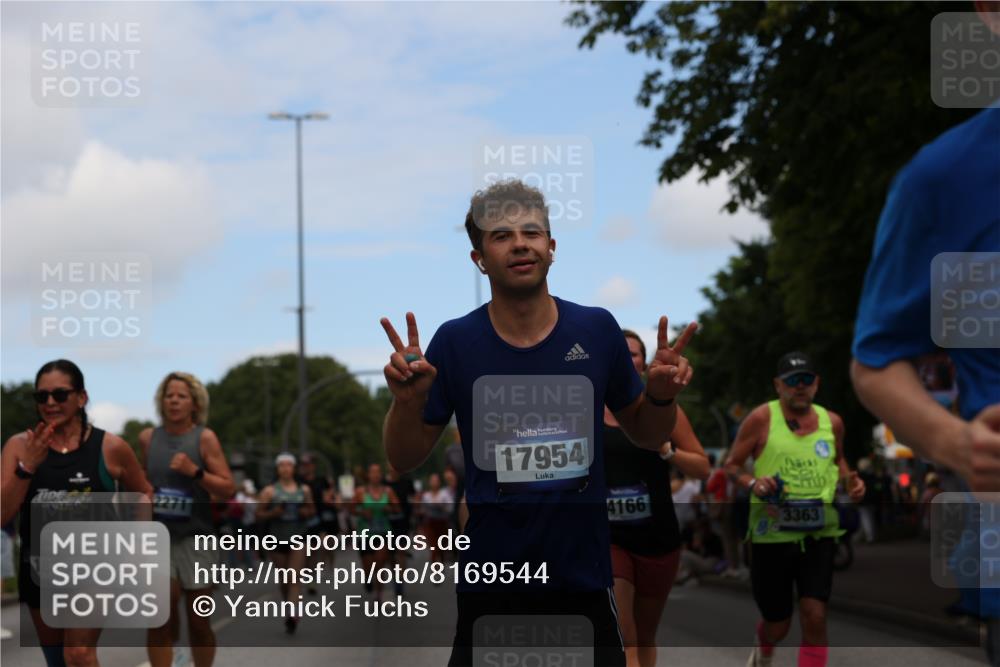 29.06.2025 - hella hamburg halbmarathon Yannick Fuchs http://msf.ph/oto/8169544 29.06.2025 11:18:47 20KM 2097, 2271, 3088, 3247, 3363, 4113, 4131, 4166, 5041, 5171, 5429, 6676, 6899, 7519, 7808, 7832, 9327, 10050, 10167, 10172, 10550, 10754, 10966, 12500, 12996, 13031, 13810, 15129, 15266, 16673, 16863, 17496, 17593, 17594, 17954, 18172, 18210, 18661, 18755, 19052, 19154 meine-sportfotos.de