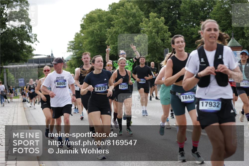 29.06.2025 - hella hamburg halbmarathon Jannik Wohlers http://msf.ph/oto/8169547 29.06.2025 10:21:24 Lombardsbrücke 1158, 1191, 1250, 1668, 1958, 2172, 2315, 2353, 2529, 3606, 3995, 4046, 4289, 4375, 4376, 5122, 5641, 5759, 5957, 6086, 6475, 6676, 6805, 7075, 7162, 7612, 7672, 8715, 8896, 8959, 9002, 9062, 9326, 9369, 9635, 10019, 10125, 10210, 10787, 11424, 11425, 12041, 12402, 12659, 13477, 13604, 14278, 15104, 16762, 16781, 16796, 17903, 17932, 18439, 19099 meine-sportfotos.de