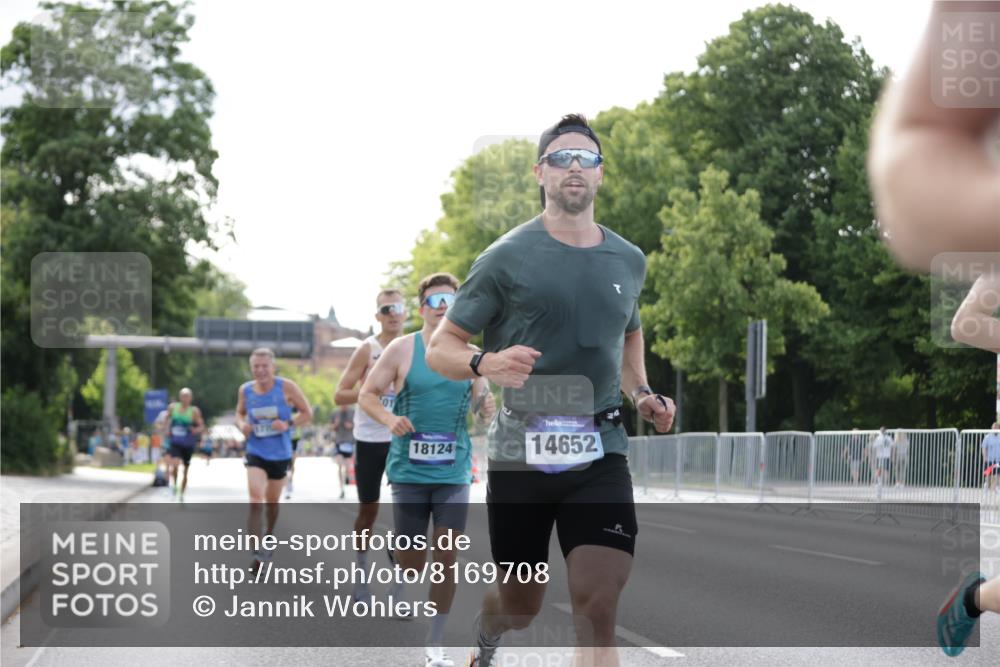 29.06.2025 - hella hamburg halbmarathon Jannik Wohlers http://msf.ph/oto/8169708 29.06.2025 09:41:32 Lombardsbrücke 1241, 2892, 4128, 6559, 7142, 7862, 11965, 12067, 12641, 13440, 13751, 13780, 14019, 14107, 14506, 16169, 17752, 18124, 18897 meine-sportfotos.de