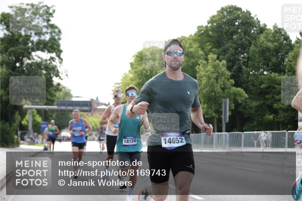 29.06.2025 - hella hamburg halbmarathon Jannik Wohlers http://msf.ph/oto/8169743 29.06.2025 09:41:32 Lombardsbrücke 1241, 2892, 4128, 6559, 7142, 7862, 11965, 12067, 12641, 13440, 13751, 13780, 14019, 14107, 14506, 16169, 17752, 18124, 18897 meine-sportfotos.de