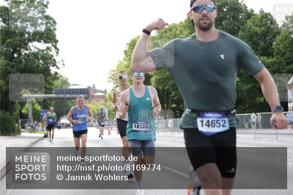 29.06.2025 - hella hamburg halbmarathon Jannik Wohlers http://msf.ph/oto/8169774 29.06.2025 09:41:32 Lombardsbrücke 1241, 2892, 4128, 6559, 7142, 7862, 11965, 12067, 12641, 13440, 13751, 13780, 14019, 14107, 14506, 16169, 17752, 18124, 18897 meine-sportfotos.de